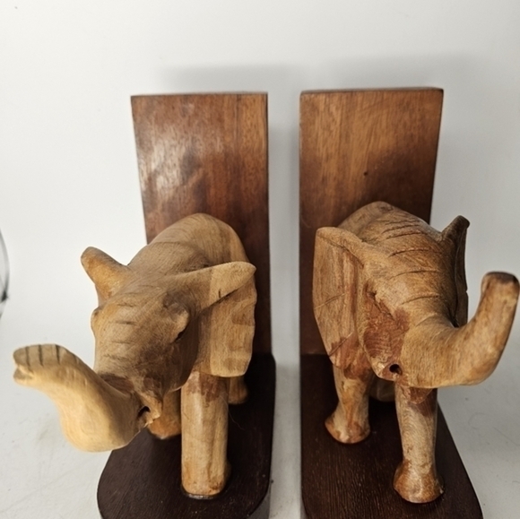 A pair of wooden hand carved elephant bookends - Picture 9 of 10